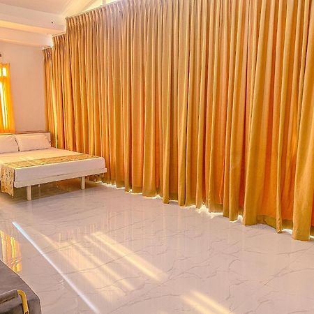 Legends Hotel & Restaurant - Lemery And Taal Bagian luar foto