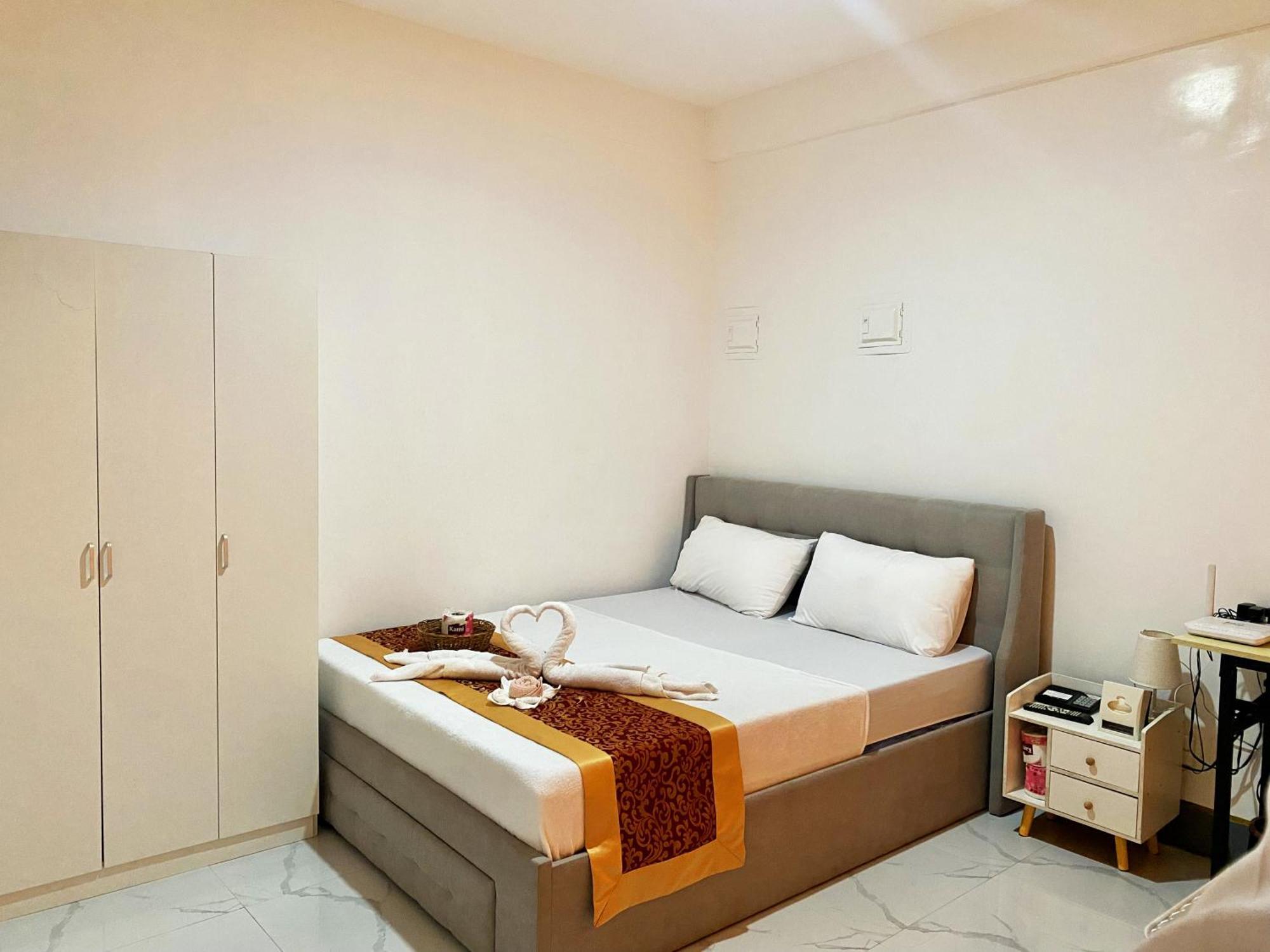 Legends Hotel & Restaurant - Lemery And Taal Bagian luar foto