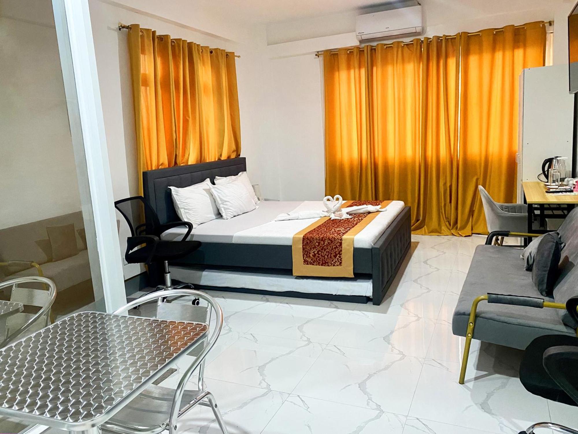 Legends Hotel & Restaurant - Lemery And Taal Bagian luar foto