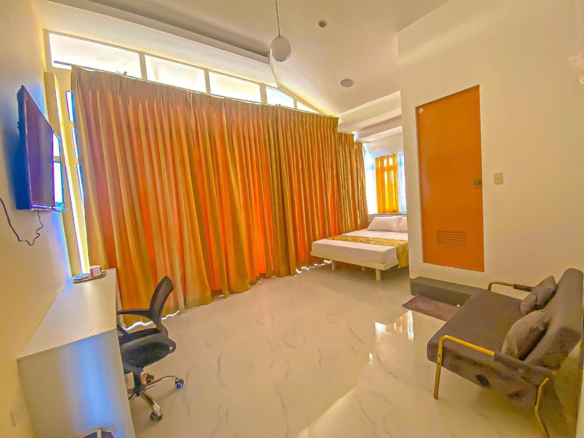 Legends Hotel & Restaurant - Lemery And Taal Bagian luar foto